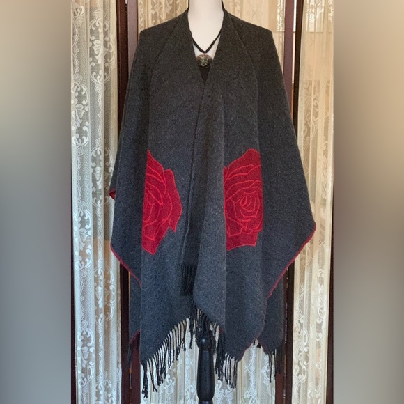 BEAUTIFUL REVERSIBLE ROSE DESIGN FRINGED CAPE PANCHO SHAWL - Picture 2 of 12